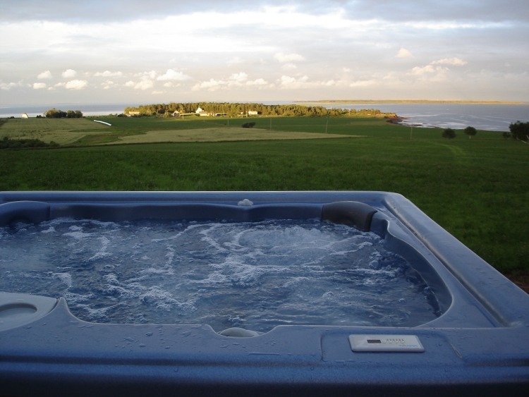 bain à remous-extérieur-poser-terrasse-jardin-vue-superbe-champs-mer